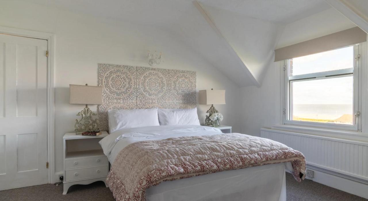 Tranquil Beachfront Beautiful 2-Bed Apartment Дийл Екстериор снимка