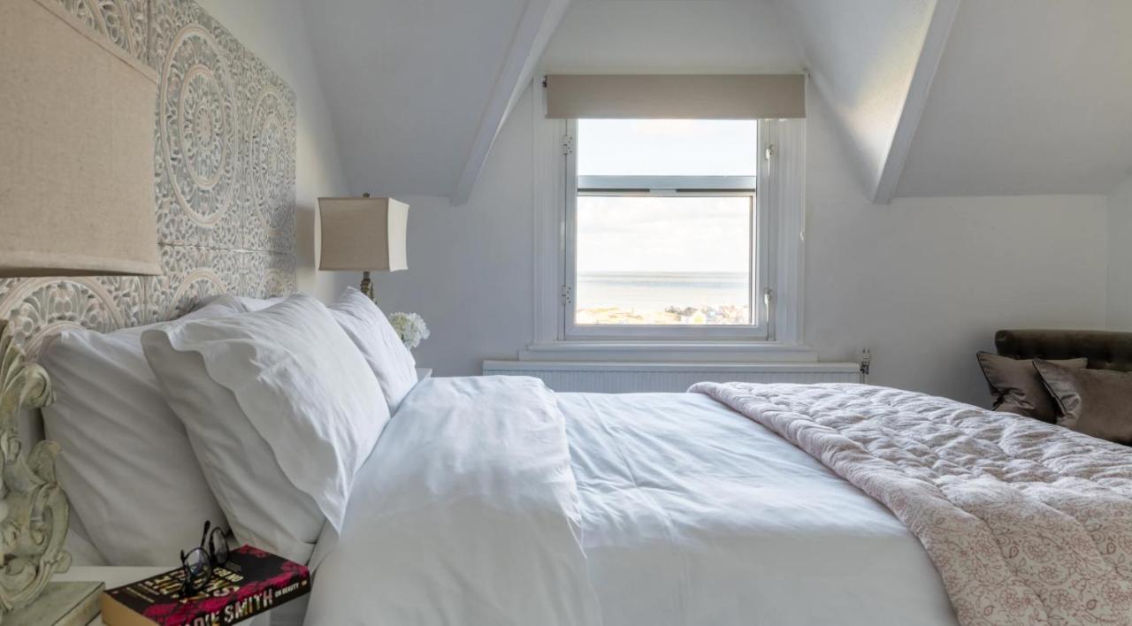 Tranquil Beachfront Beautiful 2-Bed Apartment Дийл Екстериор снимка
